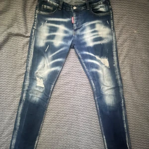 Dsquared2 jeans - Tjenare! Säljer nu mina riktigt feta blåa dsquared2 jeans för bara 749kr. Har tröttnat på dem därför säljer jag dem. Om du har några frågor om varan eller priset så är det bara att säga till så löser jag. 😁