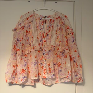 Blus - Blommig blus från indiska. Helt oanvänd med prislappen kvar. Nypris 599kr