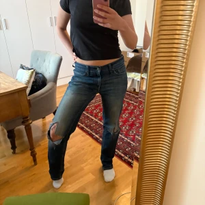 Blåa low waist Levi’s jeans  - Blåa Levis jeans. Passar xs- m.  511 or. W 31 l 34. Jag är 167/168. När vanligtvis s. Low waist 