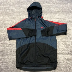 Under armour vindjacka  - Riktigt fett under armour som är i mycket bra skick. Jag har haft jackan i om kring 2 månader och jag har tagit hand om den som ni kan se på bilden. 