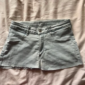 Jeanskjol - Säljer denna jeanskjol som från början var ett par shorts som jag klippte till kjol. Det är lite ojämnt men det går nog lätt att fixa med en sax. Är i storlek 164 men passar mig som vanligtvis är 34