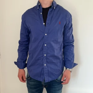 Ralph Lauren skjorta - Ralph Lauren skjorta | Mycket bra skick | Storlek M | Pris - 499kr | Modellen är ca 178cm lång | Hör av dig vid minsta fråga eller fundering!!