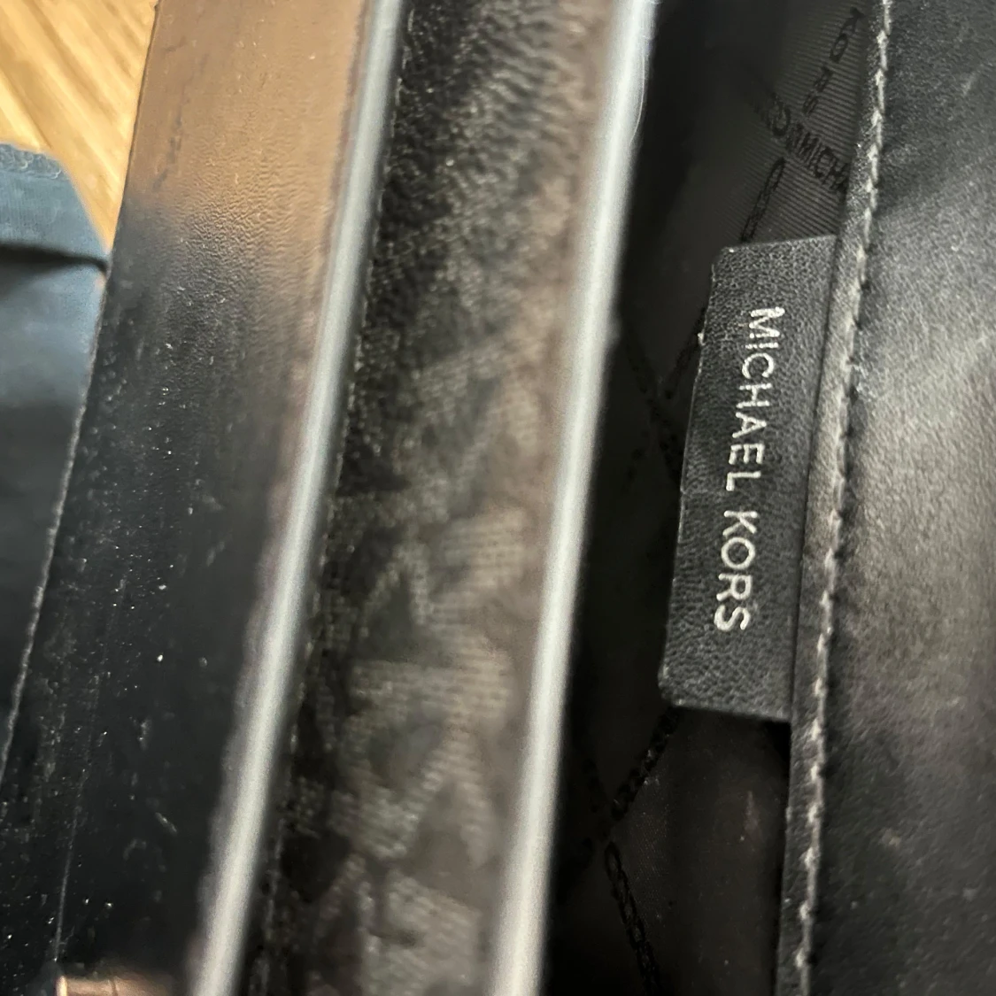 Svart axelväska från Michael Kors med kedjerem - 2