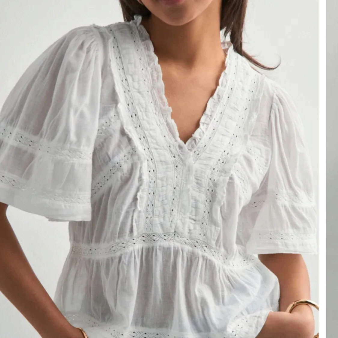 Vit blus med spetsdetaljer