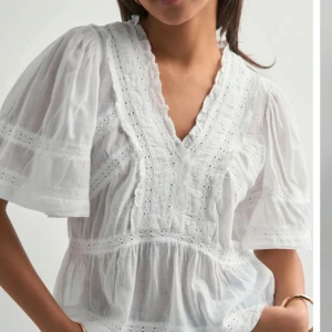 Vit blus med spetsdetaljer - Säljer min söta vita topp från neo noirsom jag endast använt 1 gång💘💘💘