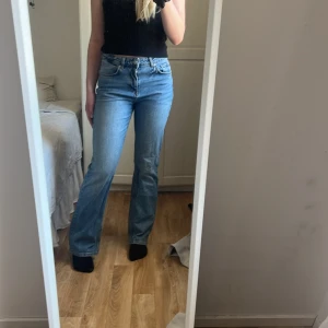 Blå jeans - Säljer ett par klassiska blå jeans med normal passform och raka ben. Perfekta till vardags och lätta att matcha med olika toppar.