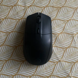 SteelSeries Rival 3 Wireless mus - Trådlös datormus från SteelSeries, modell Rival 3 Wireless. Svart färg med ergonomisk form och scrollhjul. Passar både gaming och vardagsbruk. Enkel att använda med flera knappar och smidig design.