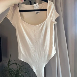 Oanvänd beige body - Prislapp kvar🩷
