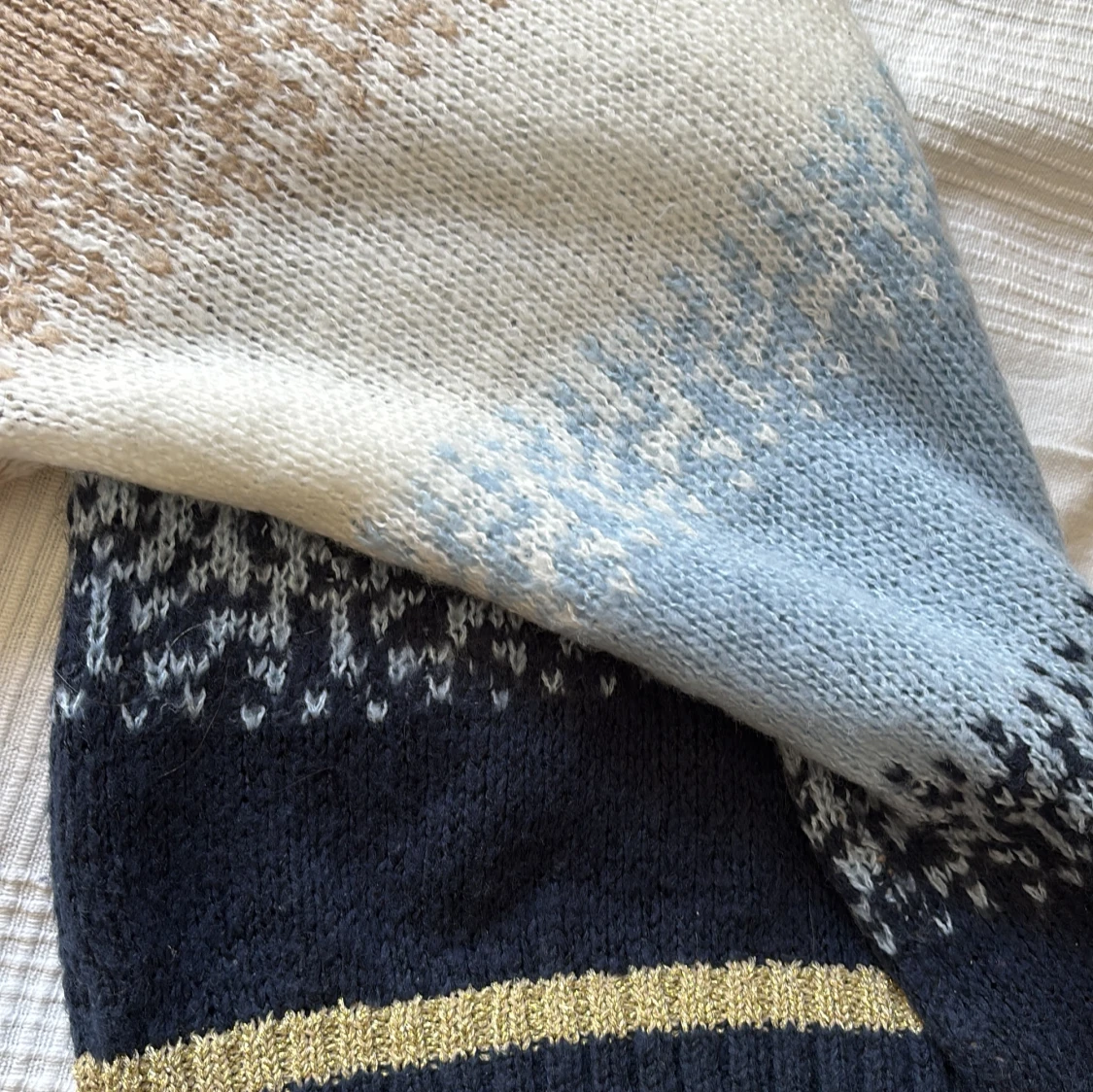 Stickad tröja i beige, blå och mörkblå toner - 1