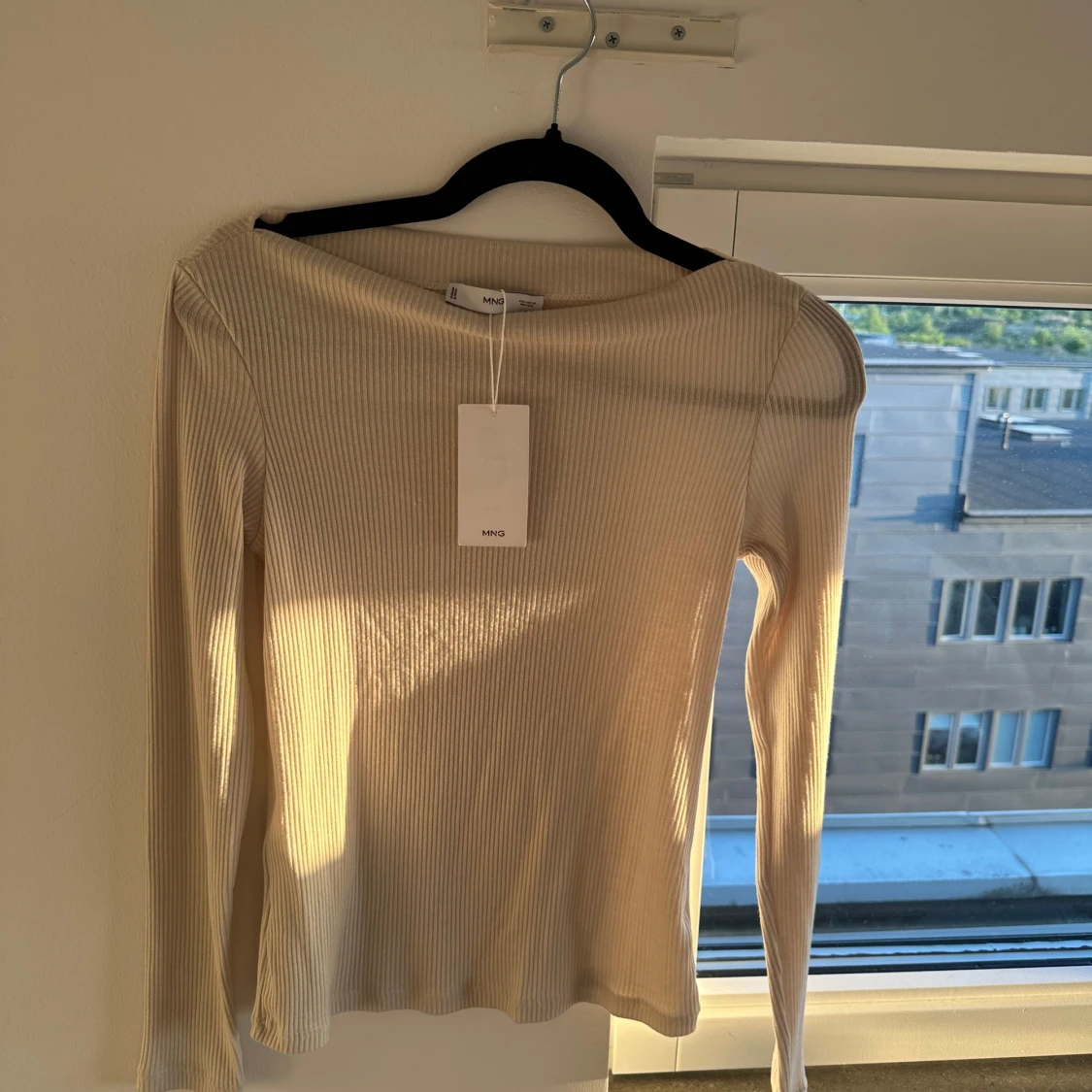 Beige ribbad långärmad topp från Mango