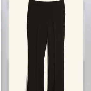 Vera low waist kostymbyxor  - Klassiska svarta lågmidjade kostymbyxor med bootcut passform och pressveck. Byxorna har hällor för bälte och stängs med dragkedja och knapp. Köpta från Bikbok för 499kr, de är även i petite längd, använda men i bra skick. Säljer då dom blivit för stora för mig