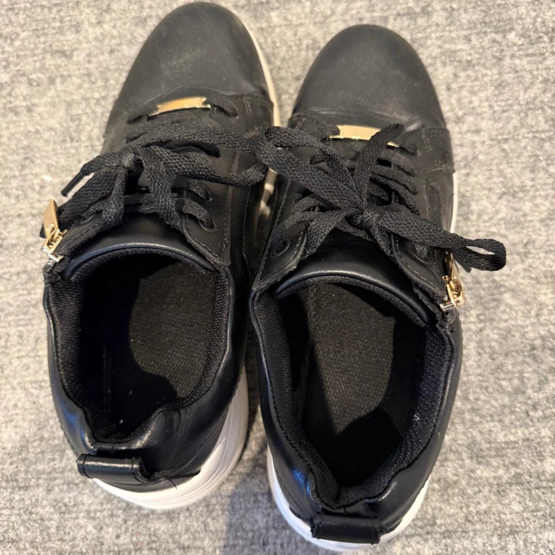 Svarta sneakers med vit sula och dragkedja - 1