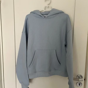 Ljusblå hoodie - Jätteskön och jättefinfärg