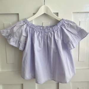 Ljus blå offshoulder blus från Pull&Bear - Säljer en söt ljuslila offshoulder blus från Pull & Bear 🐟