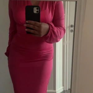Rosa långklänning  - Säljer denna superfina rosa långklänning, stl Xs men passar även S. skriv privat för fler bilder. Pris går att diskutera🩷