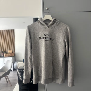 Grå hoodie från Peak Performance - Säljer min gråa peak performance hoddie som är riktigt skön inte använd mycket! 
