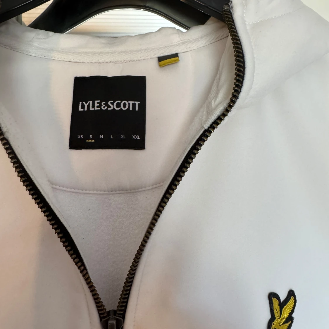 Vit hoodie med dragkedja från Lyle & Scott - 1