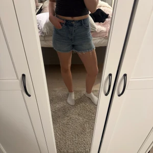 Blå jeansshorts med fransar - Säljer mina shorts som jag bara använt någon gång, det är normala i storlek och är högmidjade. 