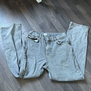 Gråa jeansbyxor från grunt - Gråa jeans i bra skick. Knappt använda. Storlek ~ 165-170
