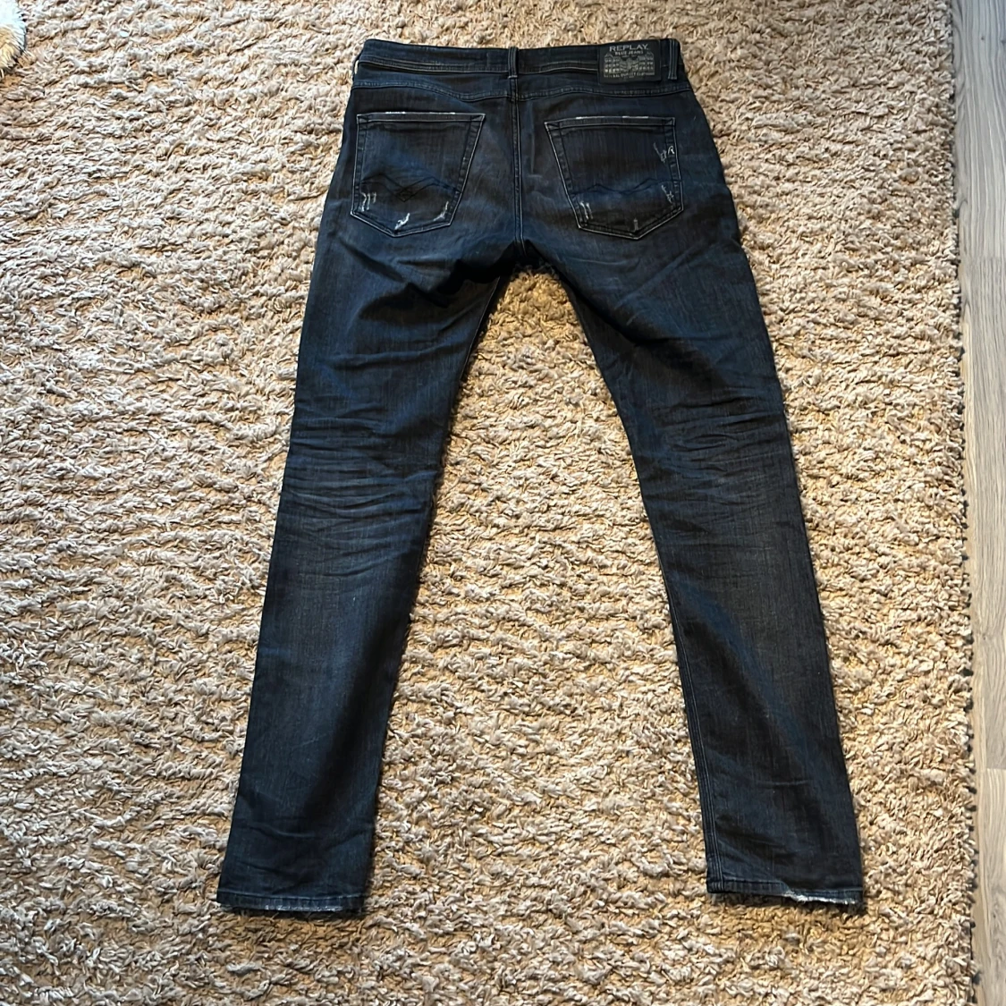 Svarta Replay jeans med slitningar - 1