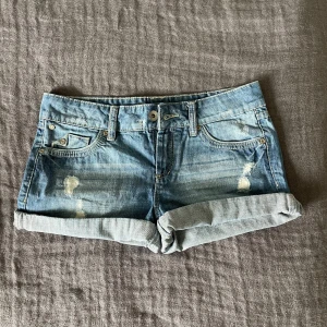Lågmidjade jeansshorts - Super snygga blåa lågmidjade jeansshorts. De sitter jättebra, de är i storlek M och från edc by Esprit. Perfekta för sommaren!
