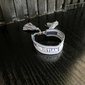 Christian Dior armband - Säljer ett trendigt och nytt armband i mörkblå! Vid minsta fundering kontakta oss📌