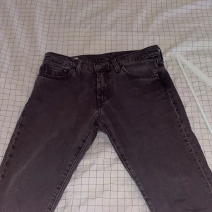 Levis 511 - Snygga jeans som är knappt använda, köpta för 1200. Men mitt pris är 300, har du några funderingar är det bara komma DM 📩