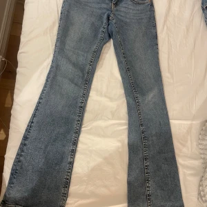 Blå bootcut jeans från Gina tricot - Säljer ett par klassiska blå bootcut jeans från Gina tricot. Jeansen har normal passform och är i strl 36
