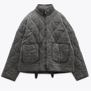 Grå quiltad jacka från Zara - Säljer en grå quiltad jacka från Zara som aldrig använts, prislappen sitter kvar. Passade tyvärr inte på mig eftersom jag har väldigt långa armar, i storlek S 