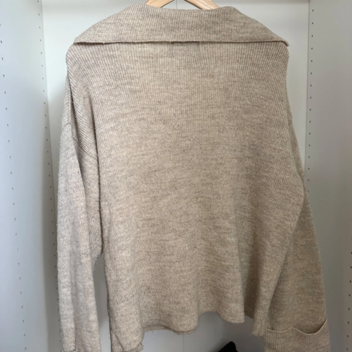 Beige stickad tröja med krage från Pieces - 1