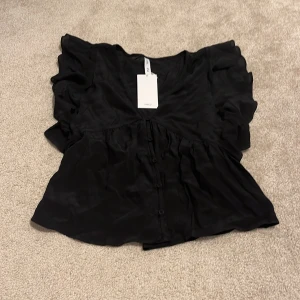 Svart blus från Mango - Säljer en svart blus från Mango i storlek. Nyköpt och har aldrig använts! 💗