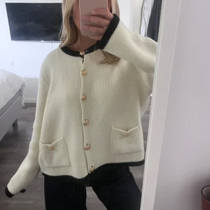 Stickad kofta - Säljer denna superfins kofta från H&M! Den är i storlek L men är liten i storlek!💕