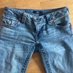 Blå jeans från True Religion - Säljer ett par low waist bootcut jeans från true religion💕 jätte snygga och knappt använda💕 säljer då de är för långa och inte kommer till användning 💕Köpte för 1500🥰Innerbenslängd: 81 cm