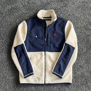 Ralph Lauren Fleece jacka - En riktig snygg och mysig Ralph Lauren Fleece jacka! Perfekt för sena kvällar! Jackan har inga defekter, skick 9/10. Storlek S. Hör av er vid minsta fundering!💫