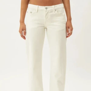 Vita straight jeans från Weekday - Säljer ett par vita jeans från Weekday i modellen Arrow Low Straight. Byxorna har rak passform, låg midja och klassisk femficksdesign. Skit najs jeans om man gillar street style ⭐️⭐️