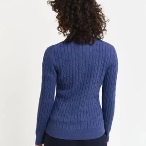 Blå kabelstickad tröja från Gant - Hej☺️Säljer min oanvända gant tröja, lappen är fortfarande kvar och den har aldrig använts. Nypris var 1600. Storlek S men passar både mindre och större. Skriv till mig om ni har frågor