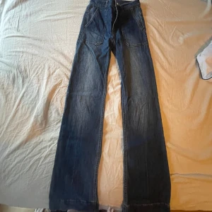 Basic bootcut jeans från h&m  - Snygga, basic jeans från h&m denim. Funkar att ha på skolan eller bara en dag hemma. Jag säljer dom då dom inte kommer till andvändning. Har dock en liten röd fläck på vänster knä väck, men inget som syns särsklillt mycket. 
