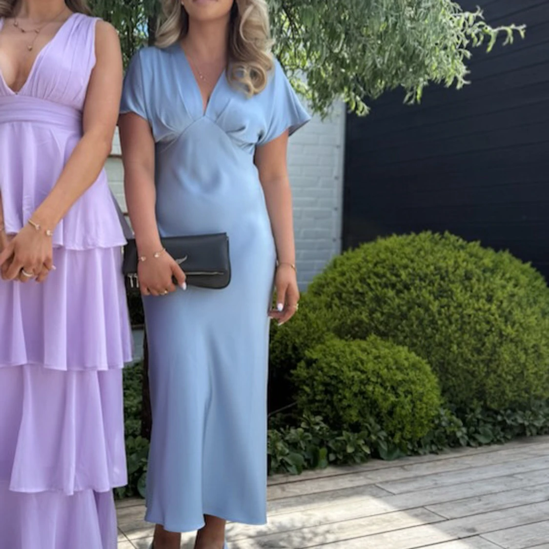 Ljusblå långklänning med v-ringning