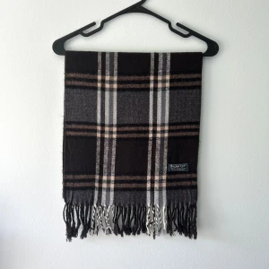 Burberry halsduk brun - Brun rutig burberry halsduk. Halsduken är äkta. Hör gärna av dig vid minsta fundering😊 Och besök gärna min profil för mer trendiga kläder😊