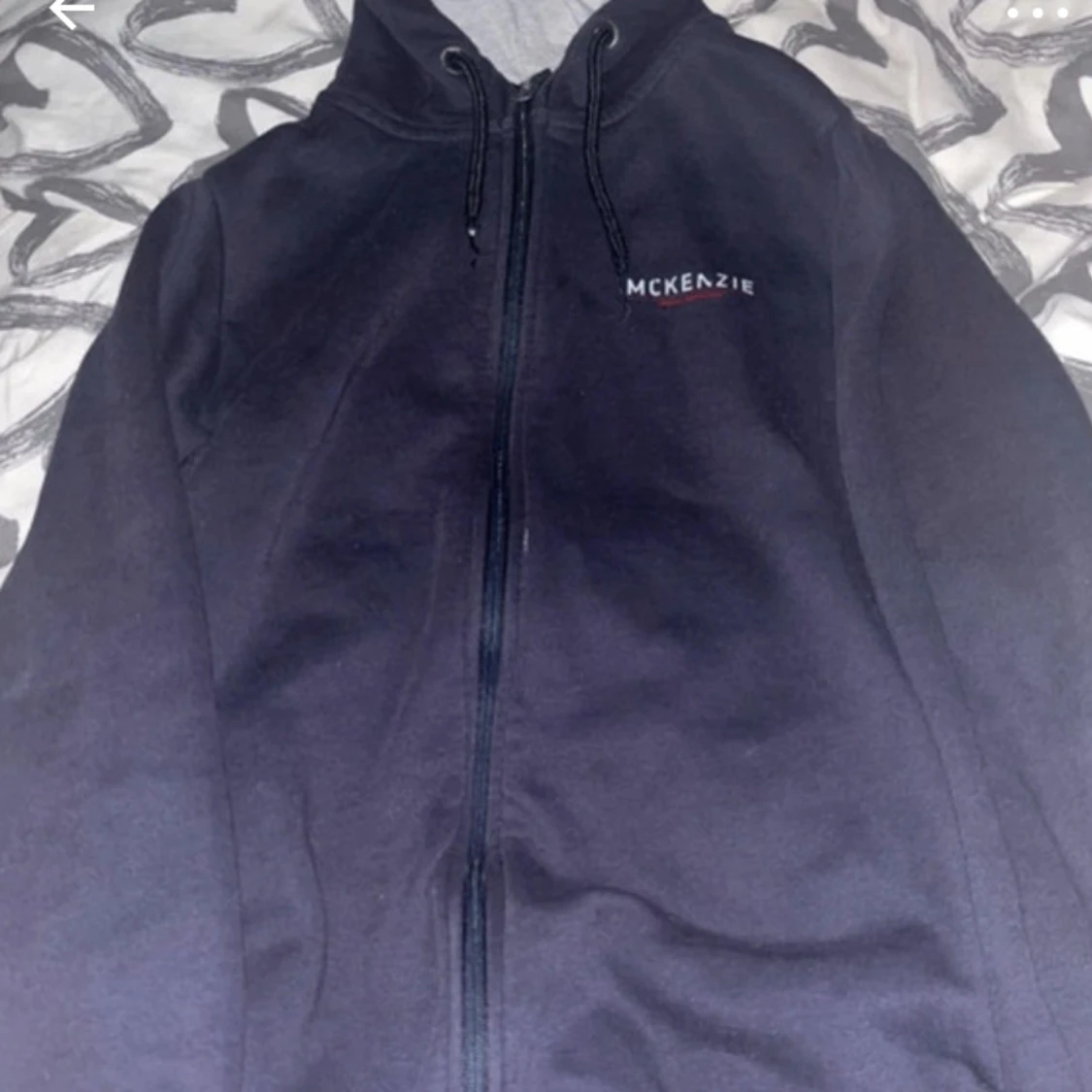 Svart hoodie med dragkedja från McKenzie