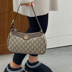 Gucci ophidia - Säljer min Gucci ophidia köpt för 1 vecka sedan, aldrig använd. Ligger kvar i påse och box & kvitto medföljer. Säljer då jag inte visste att man inte kunde göra retur och ångrade mig dagen därpå ville köpa en annan väska. Nypris 14200kr