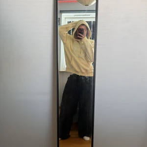 Gul hoodie från Acne Studios - Säljer en ljusgul hoodie med luva och magficka. Tröjan har en avslappnad passform och är perfekt för en chill stil. Passar dig som gillar streetwear och vill ha något bekvämt och snyggt.