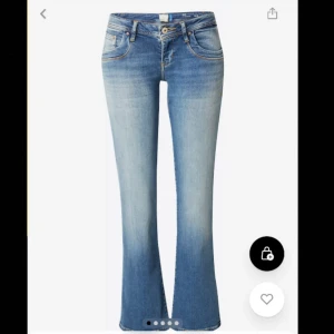 Blå bootcut jeans från ltb - Snygga lågmidajde bootcut jeans från ltb som aldrig är använda-därav nyskick🤩❣️Modell- Valerie. Jeansen har normal passform och är tillverkade i ett stretchigt material. Jeansen kostar 799 kr nya. Jag är 175 cm