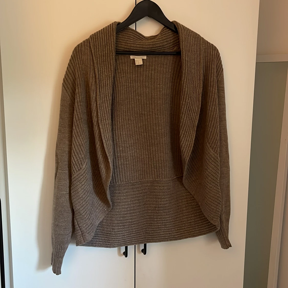 Beige stickad kofta från H&M