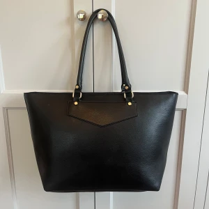 Svart väska - Väskan är oanvänd och från HM. Det är inga defekter. Skriv om ni har frågor!