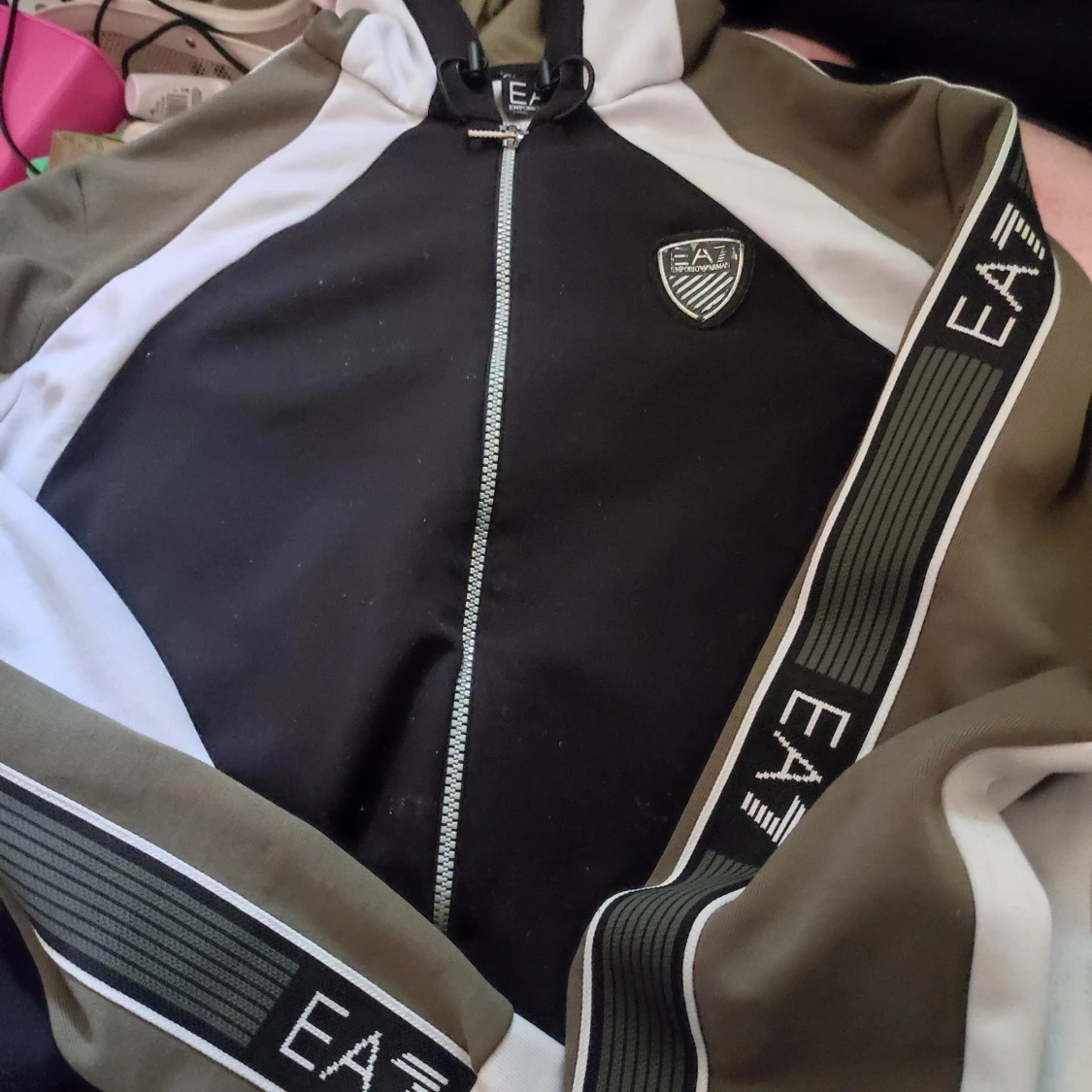 Svart och olivgrön zip-jacka från EA7 Emporio Arman plus tshirt i