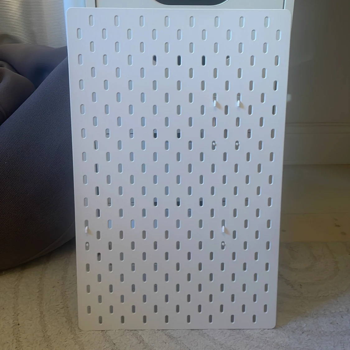 Vit perforerad förvaringspanel med tillbehör - 2