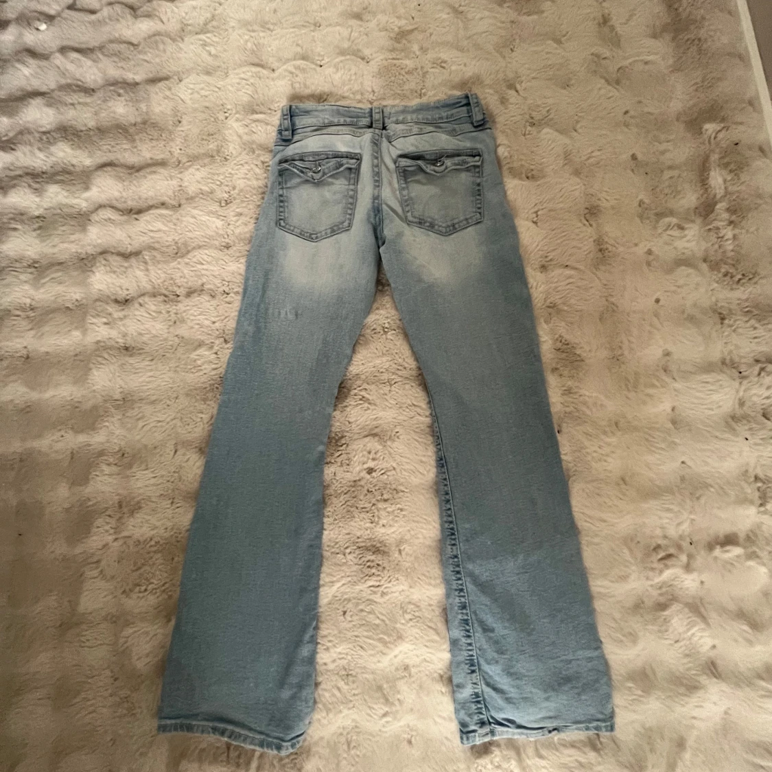 Ljusblå slitna jeans med raka ben - 1
