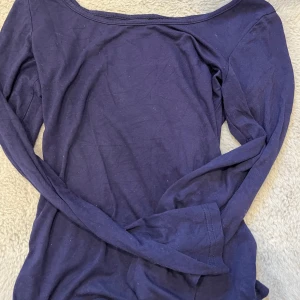 Mörkblå långärmad topp - En enkel och stilren mörkblå långärmad topp med rund halsringning. materialet e jätte skönt, säljer pågrund av att jag har flera av samma tröja. i storlek XS