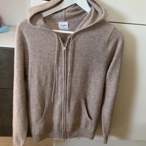 John Henric Zip - John Henric zip hoodie, helt ny typ, inga defekter. Den är i 100% Kashmir!🤝 pris ej hugget i sten, hör gärna av dig vid frågor eller funderingar! 